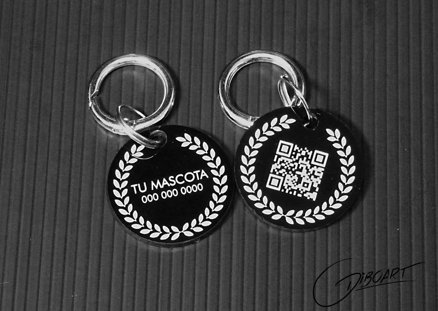 placa de seguridad para mascotas con QR Pereira, en acrílico negro con grabado láser de laureles